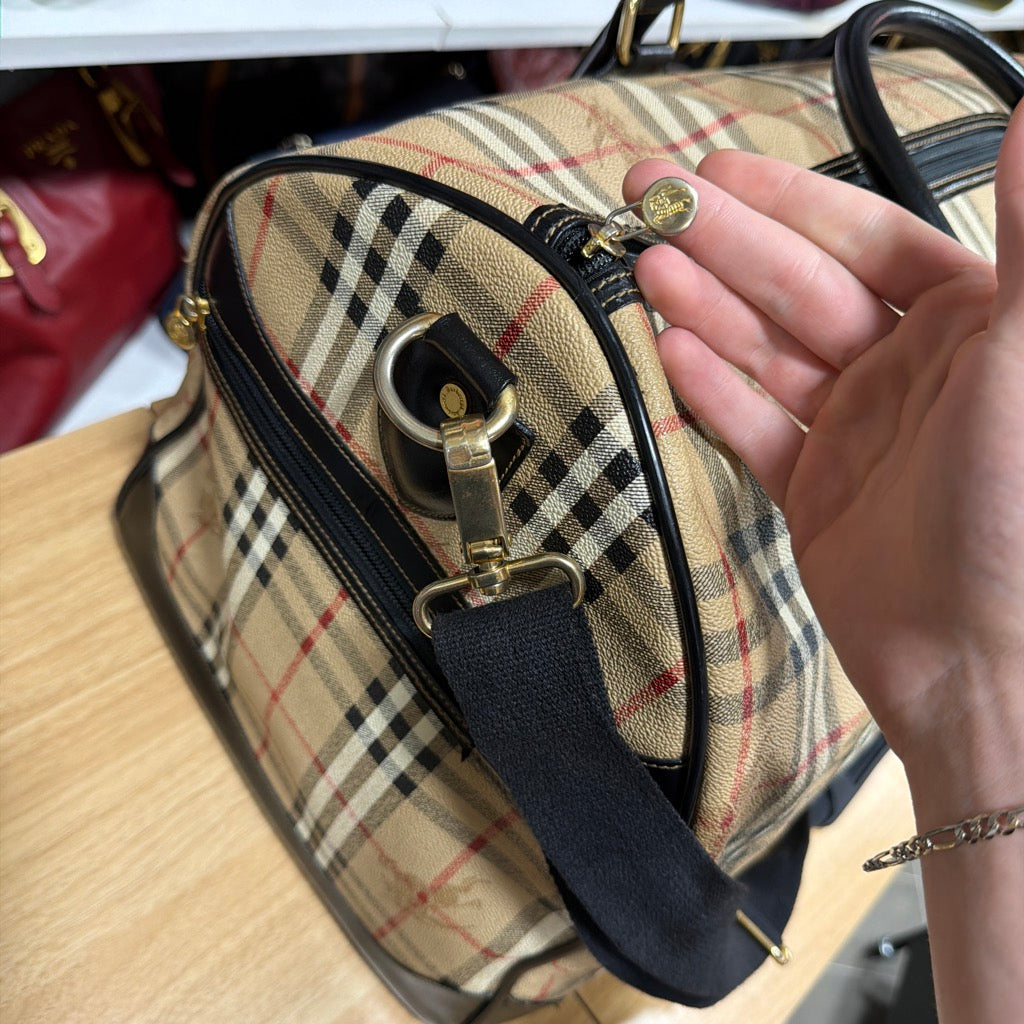 Burberrys logo zipper pull and shoulder strap clip