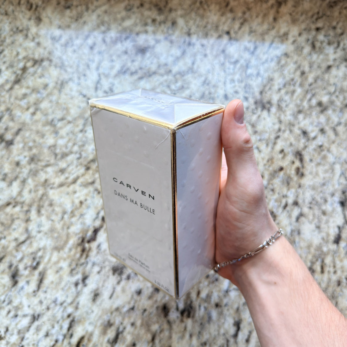 Dans Ma Bulle sealed box angle